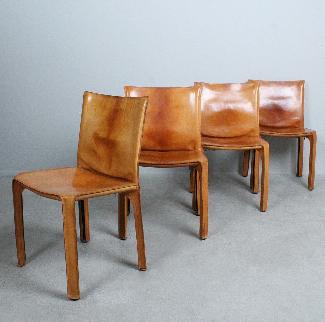 MARIO BELLINI. Cassina. Set Stühle / Esszimmerstühle, Modell 'Cab 412', Leder, Italien, 1970er Jahre.