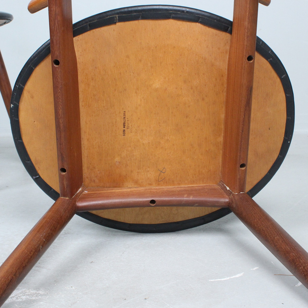 EJVIND A. JOHANSSON. Ivan Gern Møbelfabrik. Paar Stühle, Modell 'Eye Chair' / '84', Teak, Dänemark, 1960er Jahre.