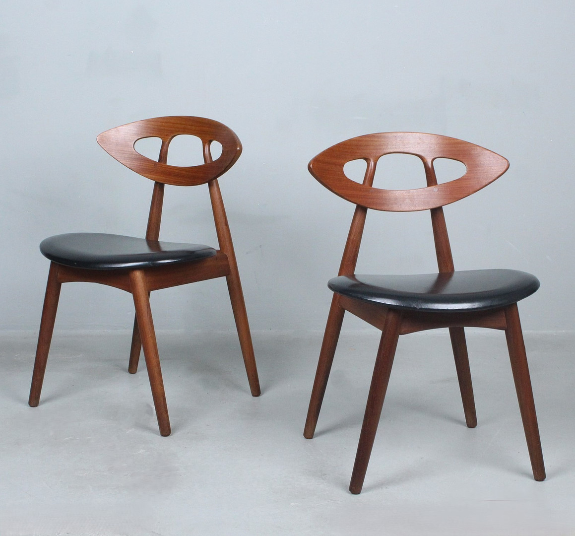 EJVIND A. JOHANSSON. Ivan Gern Møbelfabrik. Paar Stühle, Modell 'Eye Chair' / '84', Teak, Dänemark, 1960er Jahre.