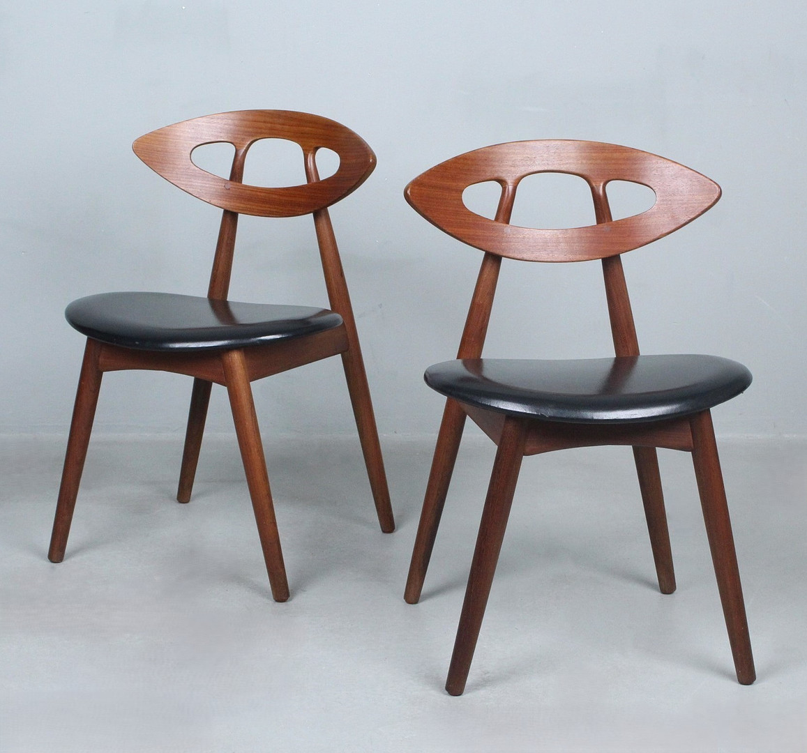EJVIND A. JOHANSSON. Ivan Gern Møbelfabrik. Paar Stühle, Modell 'Eye Chair' / '84', Teak, Dänemark, 1960er Jahre.
