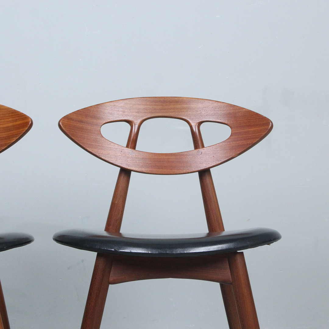 EJVIND A. JOHANSSON. Ivan Gern Møbelfabrik. Paar Stühle, Modell 'Eye Chair' / '84', Teak, Dänemark, 1960er Jahre.