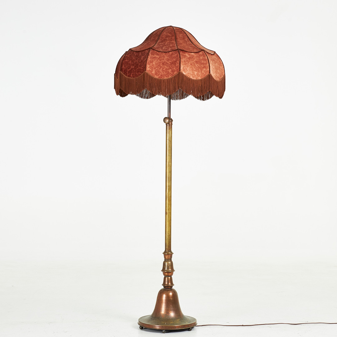 GOLVLAMPA, 1900-talets början, stor skärm med fransar, justerbar i höjd.