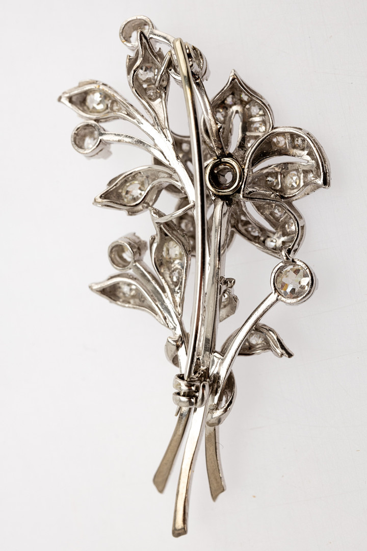 Platin Brosche mit Diamanten.