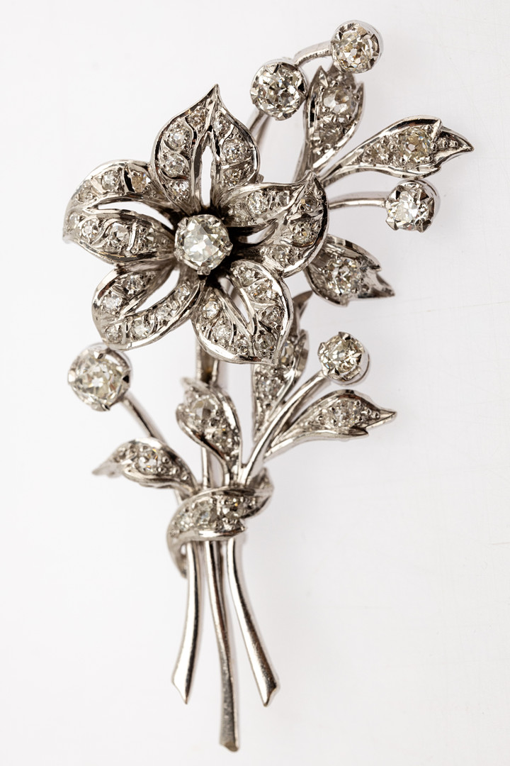 Platin Brosche mit Diamanten.