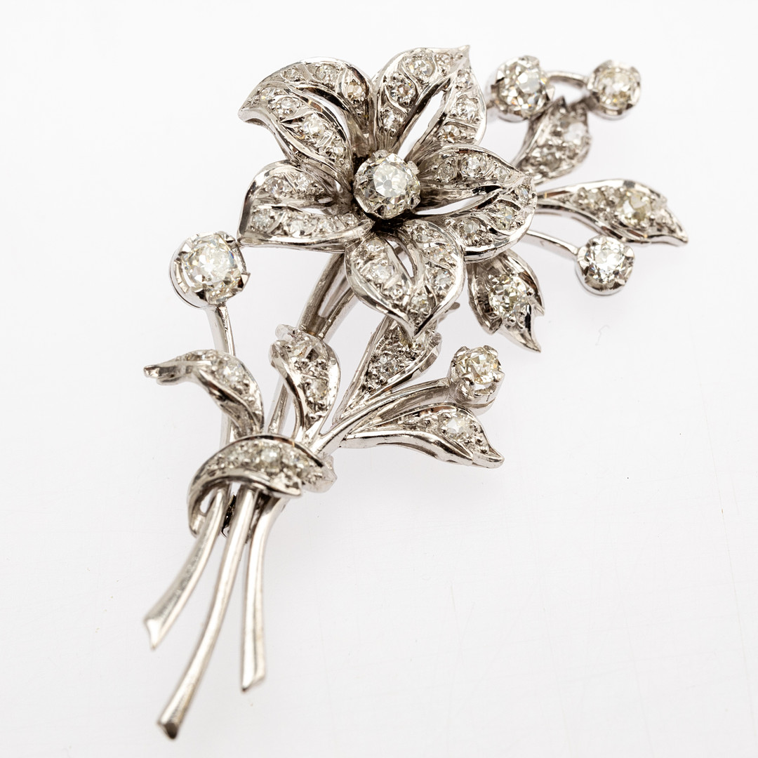 Platin Brosche mit Diamanten.
