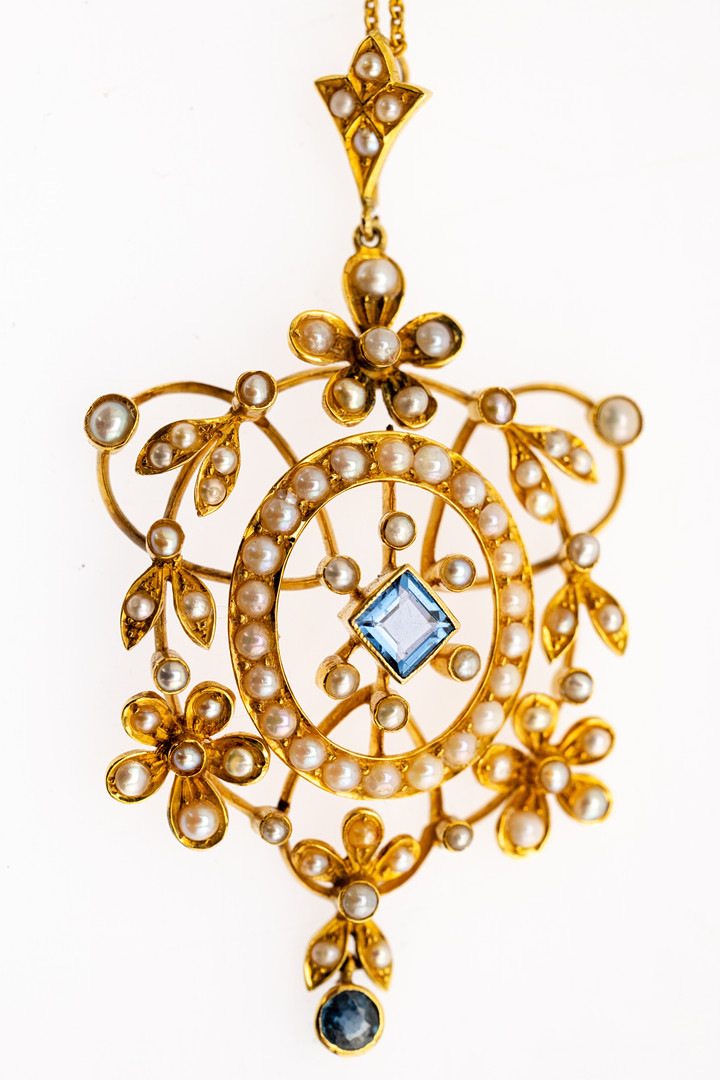 Gold Anhänger mit Kette.