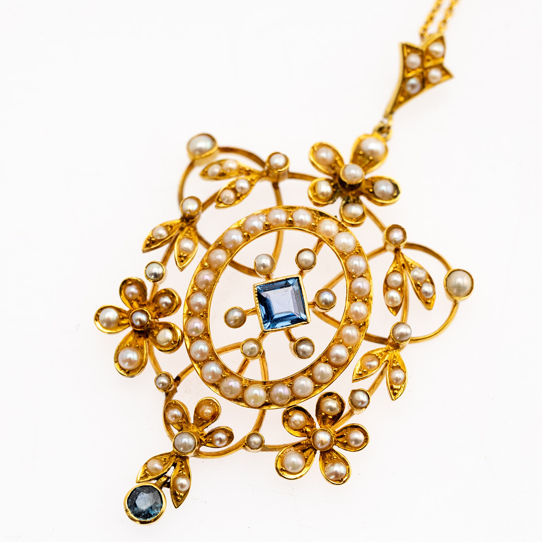 Gold Anhänger mit Kette.