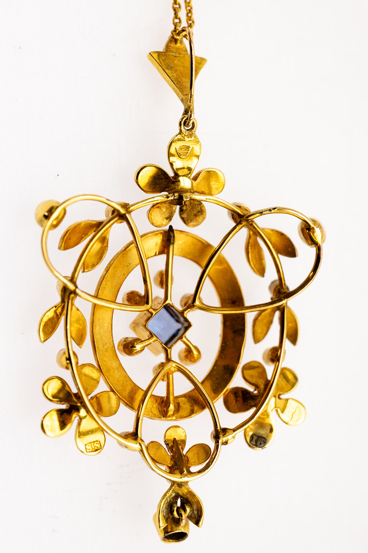 Gold Anhänger mit Kette.