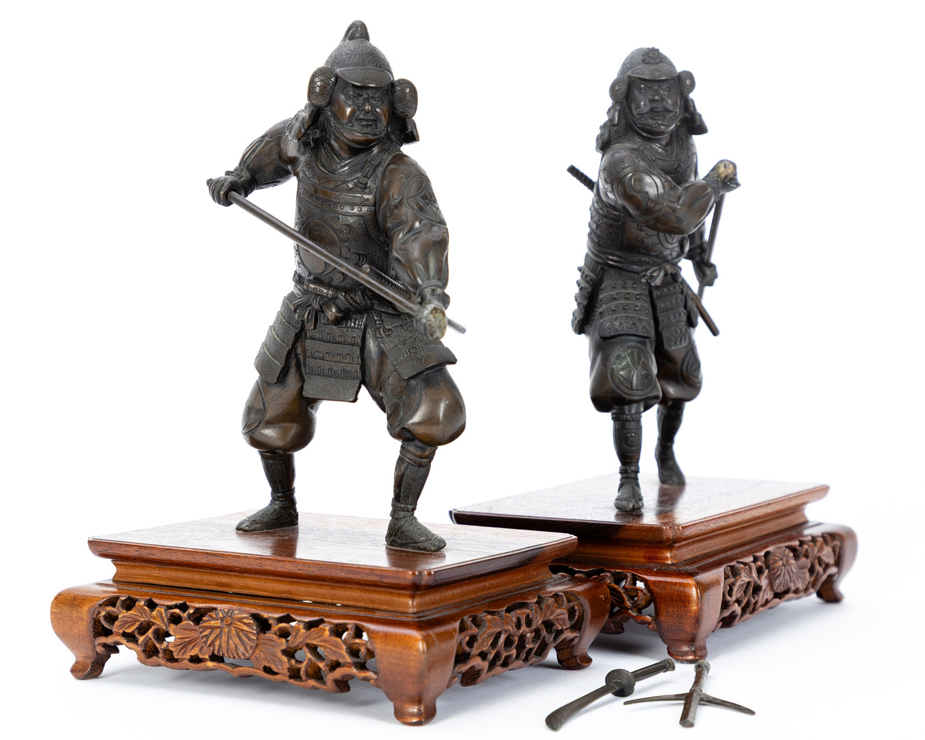 JAPANISCHE SCHULE. Zwei Bronzefiguren kämpfender Samurai-Krieger, Shōwa-Zeit (2).