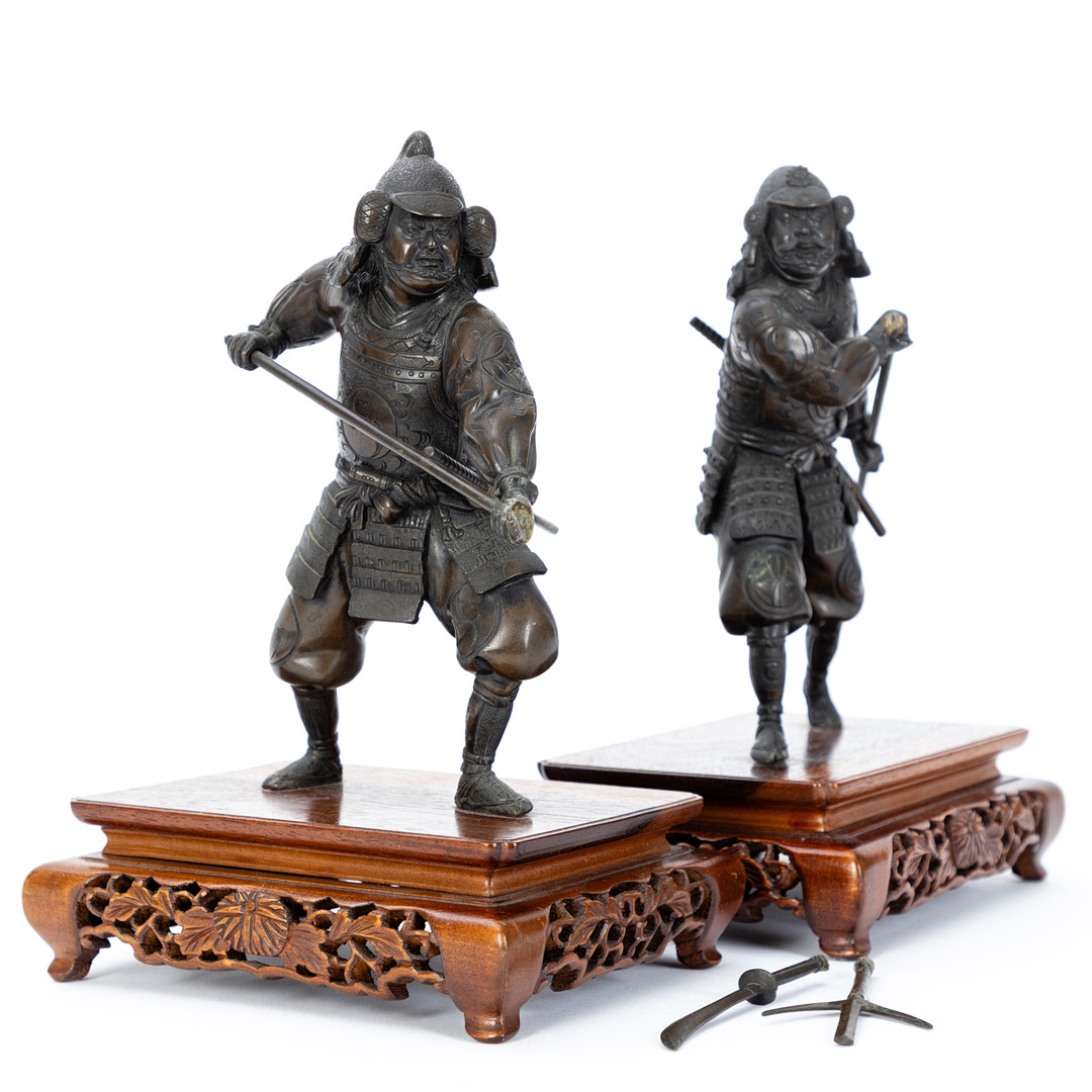JAPANISCHE SCHULE. Zwei Bronzefiguren kämpfender Samurai-Krieger, Shōwa-Zeit (2).
