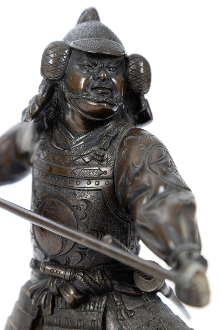 JAPANISCHE SCHULE. Zwei Bronzefiguren kämpfender Samurai-Krieger, Shōwa-Zeit (2).