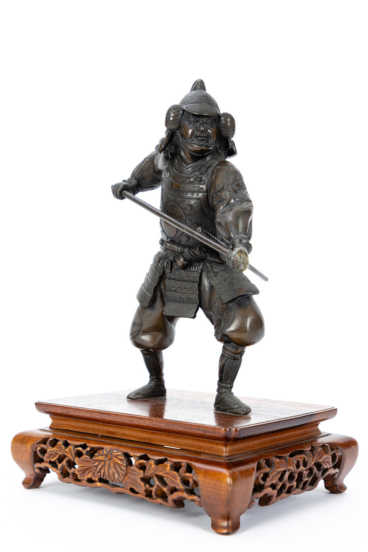 JAPANISCHE SCHULE. Zwei Bronzefiguren kämpfender Samurai-Krieger, Shōwa-Zeit (2).
