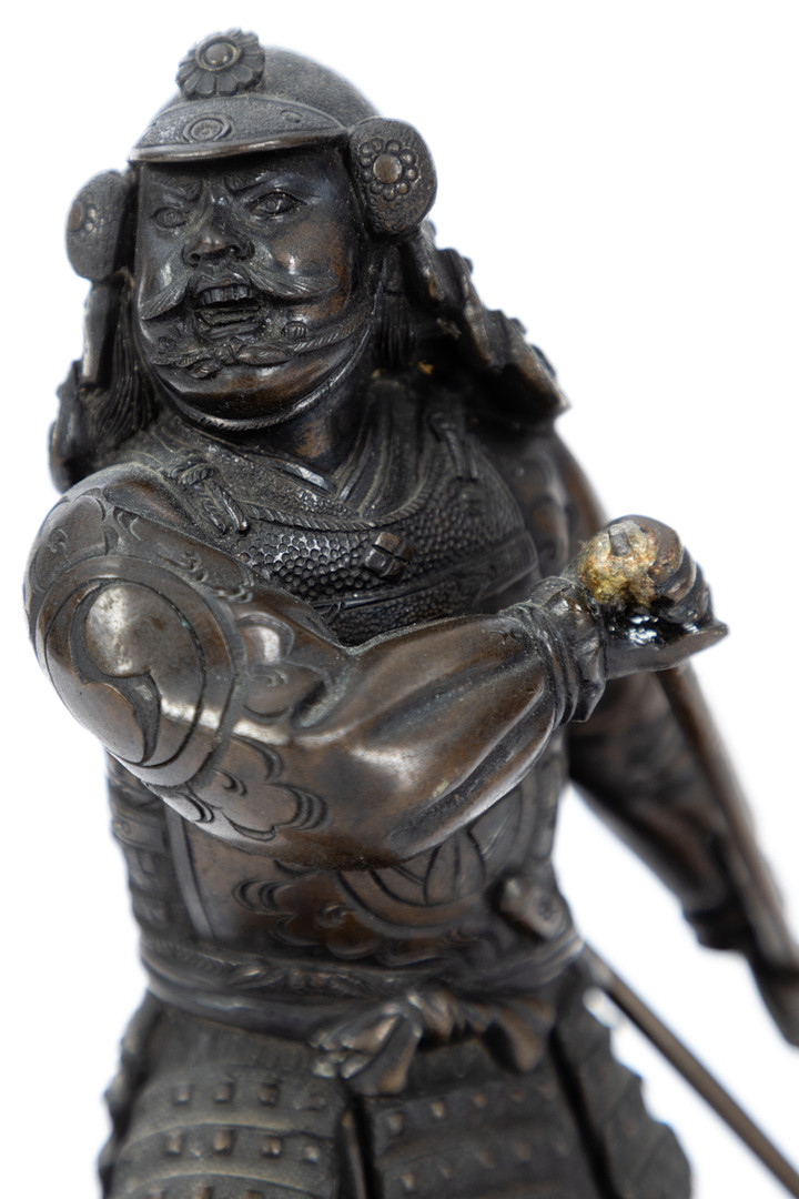JAPANISCHE SCHULE. Zwei Bronzefiguren kämpfender Samurai-Krieger, Shōwa-Zeit (2).
