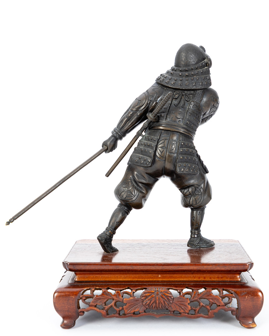 JAPANISCHE SCHULE. Zwei Bronzefiguren kämpfender Samurai-Krieger, Shōwa-Zeit (2).