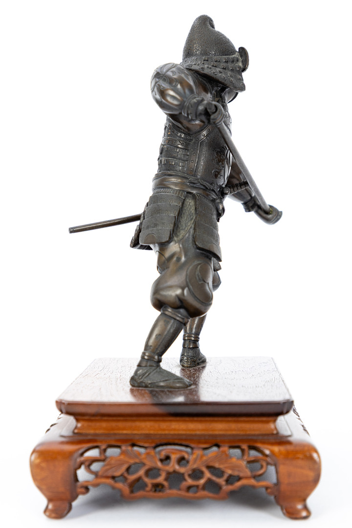 JAPANISCHE SCHULE. Zwei Bronzefiguren kämpfender Samurai-Krieger, Shōwa-Zeit (2).