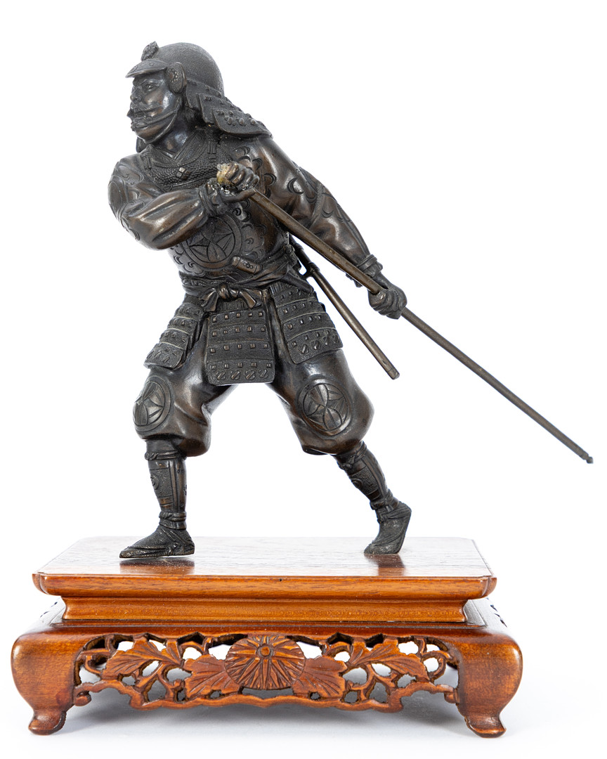 JAPANISCHE SCHULE. Zwei Bronzefiguren kämpfender Samurai-Krieger, Shōwa-Zeit (2).