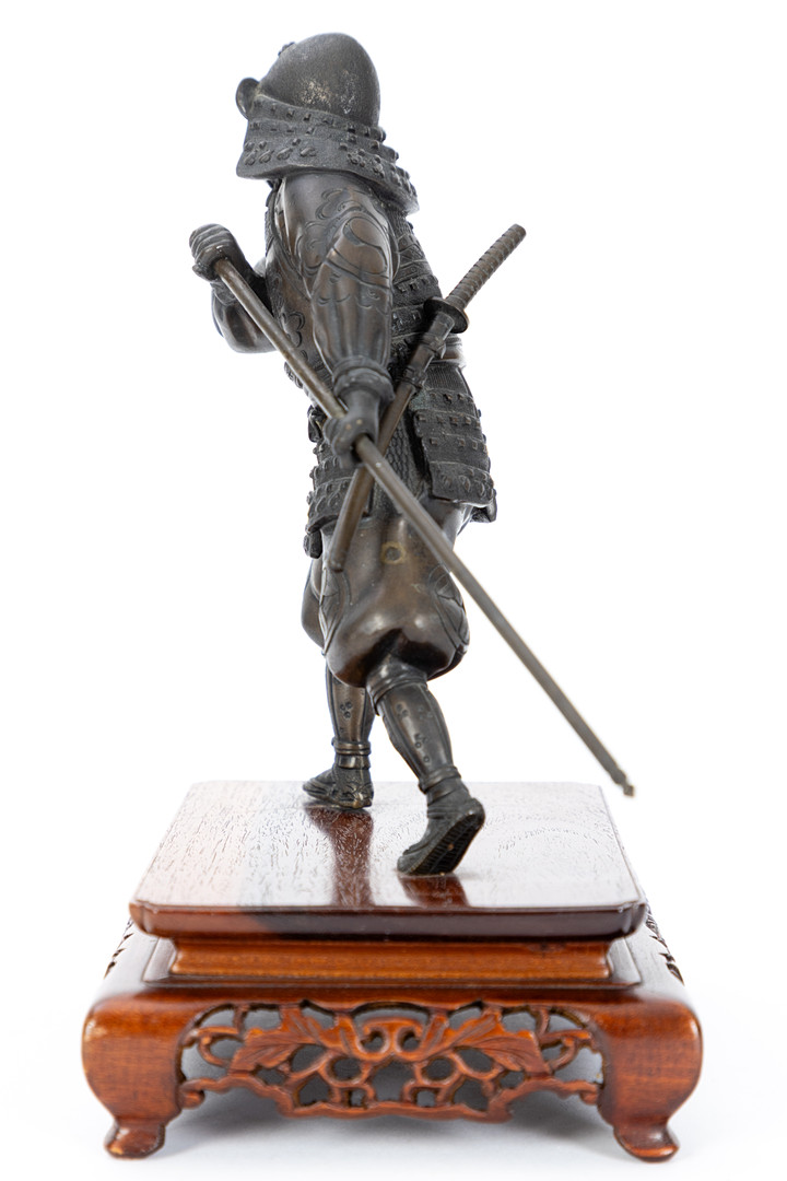 JAPANISCHE SCHULE. Zwei Bronzefiguren kämpfender Samurai-Krieger, Shōwa-Zeit (2).