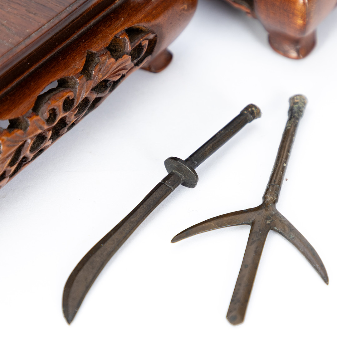 JAPANISCHE SCHULE. Zwei Bronzefiguren kämpfender Samurai-Krieger, Shōwa-Zeit (2).