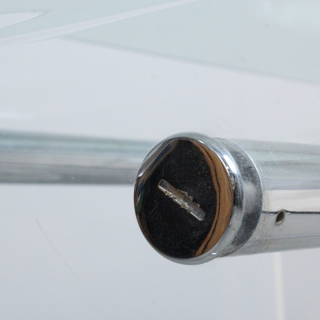 Schreibtisch aus Acryl und Glas.