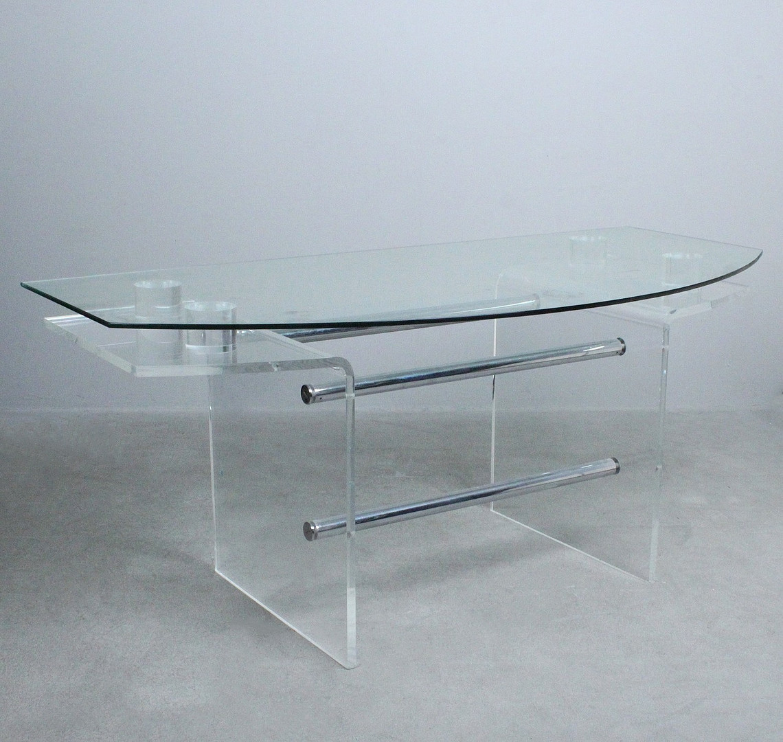 Schreibtisch aus Acryl und Glas.