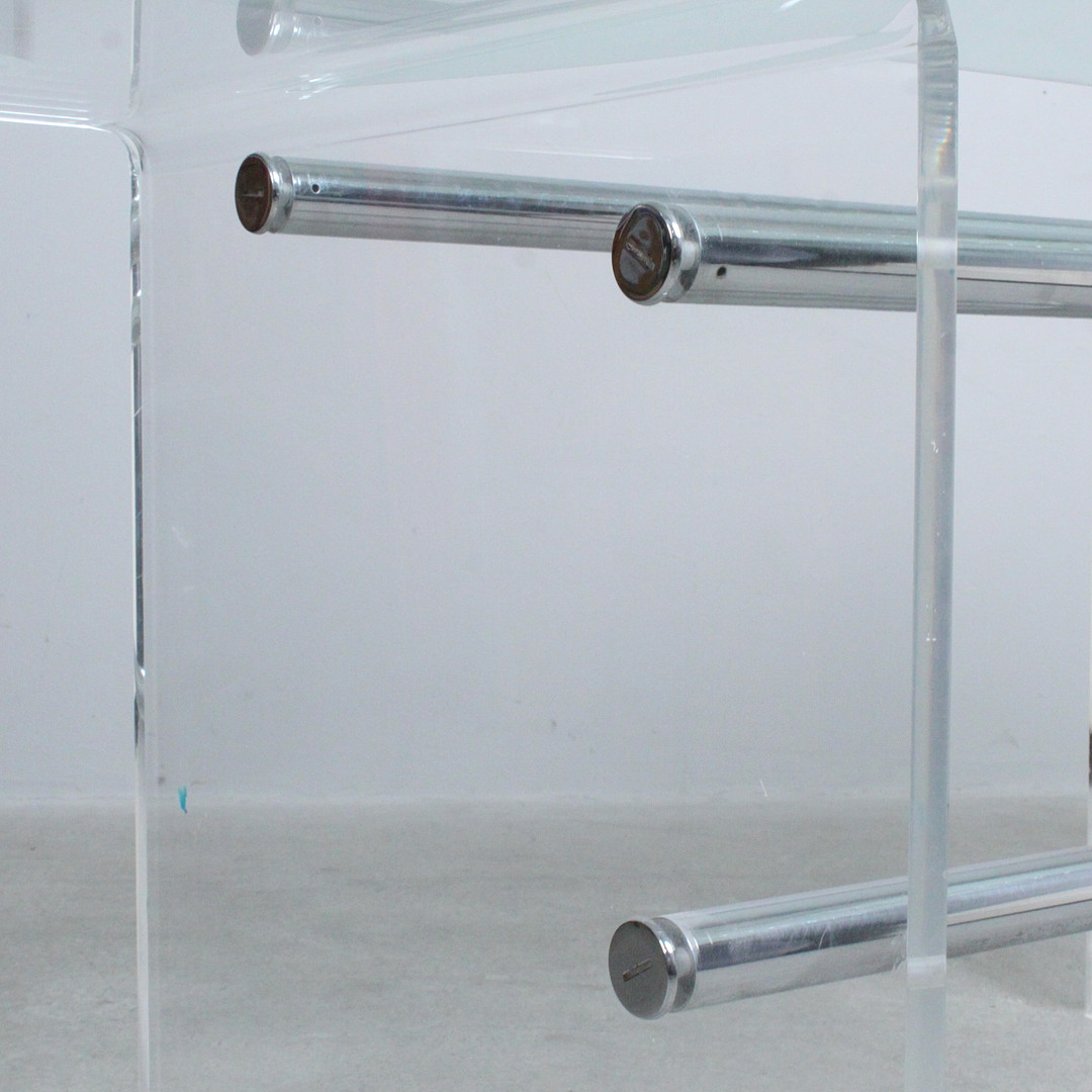 Schreibtisch aus Acryl und Glas.