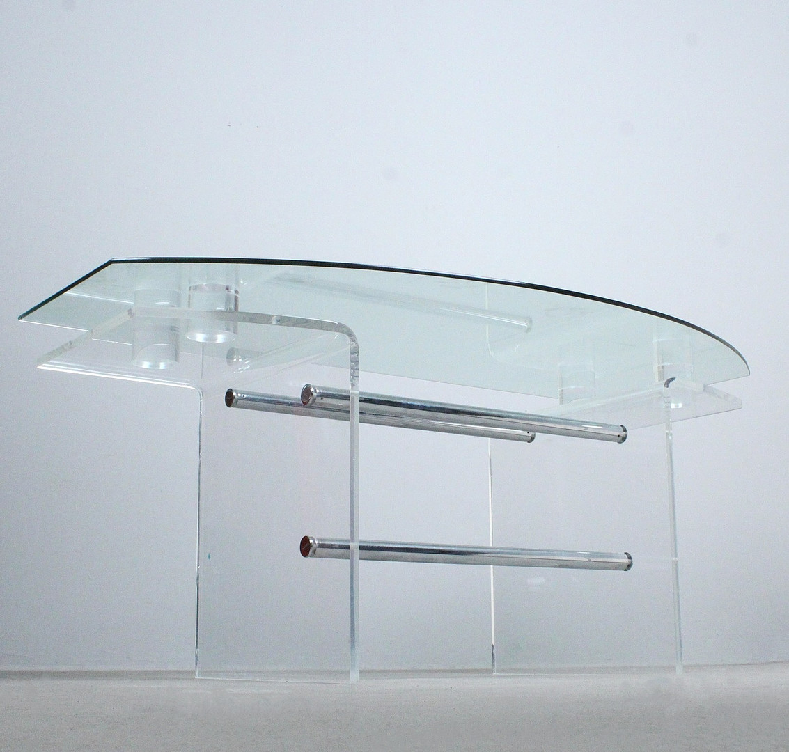 Schreibtisch aus Acryl und Glas.