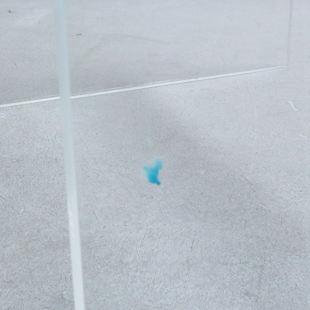 Schreibtisch aus Acryl und Glas.