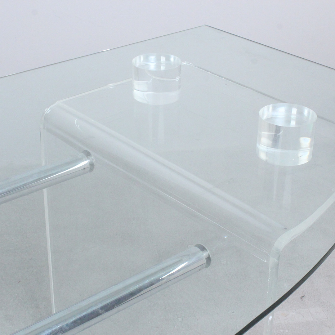 Schreibtisch aus Acryl und Glas.