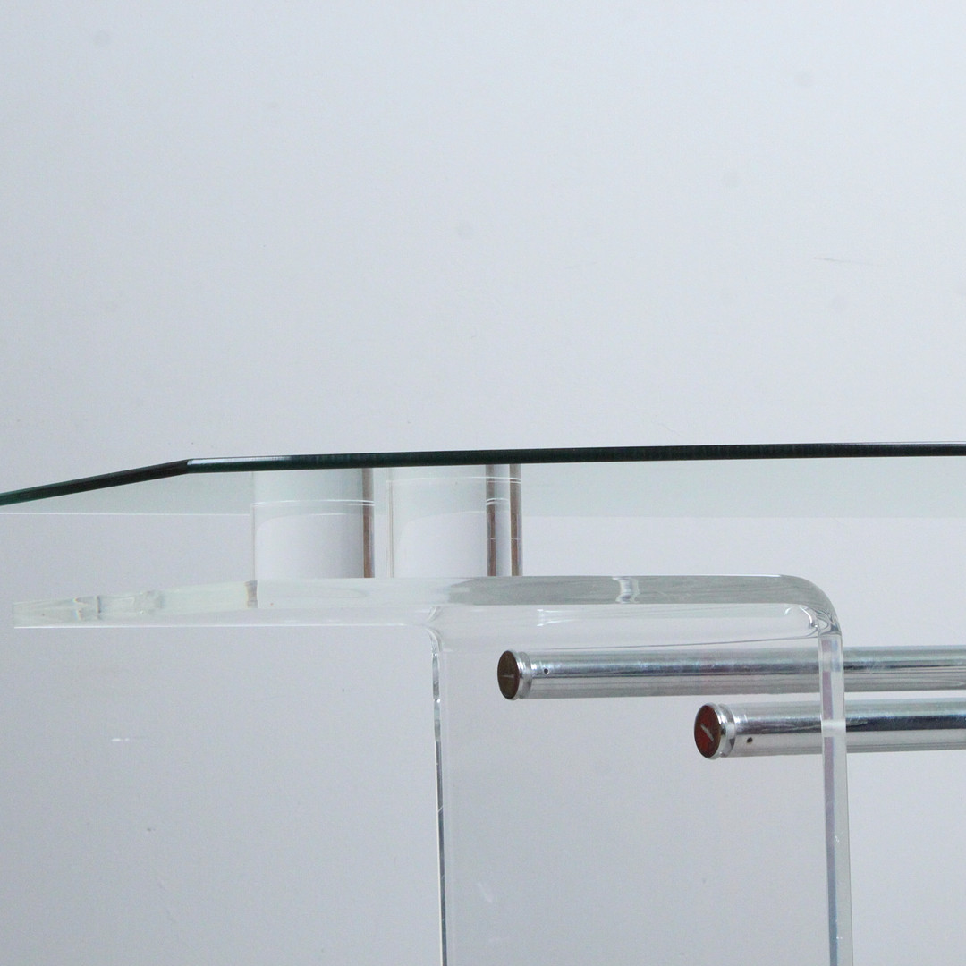 Schreibtisch aus Acryl und Glas.