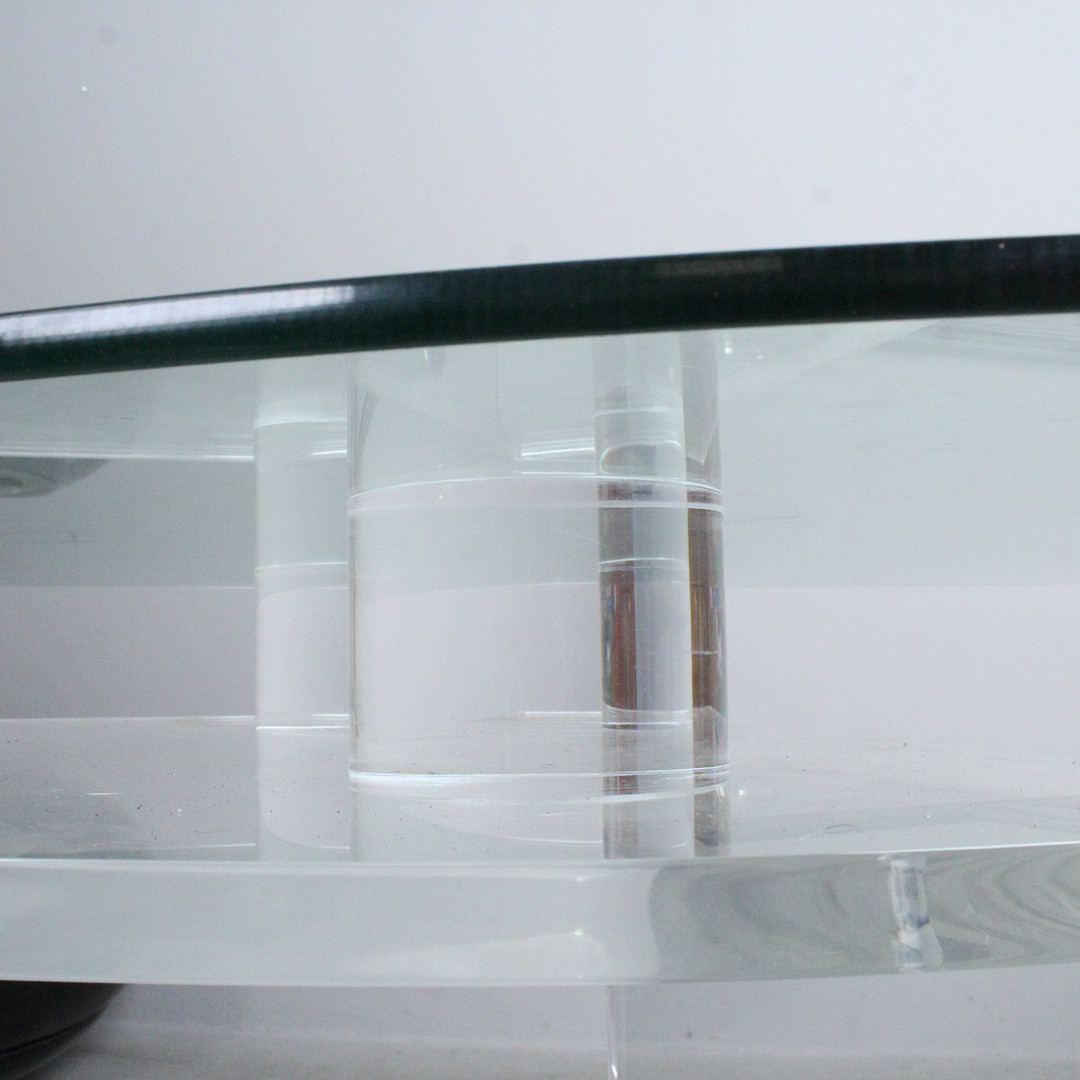 Schreibtisch aus Acryl und Glas.