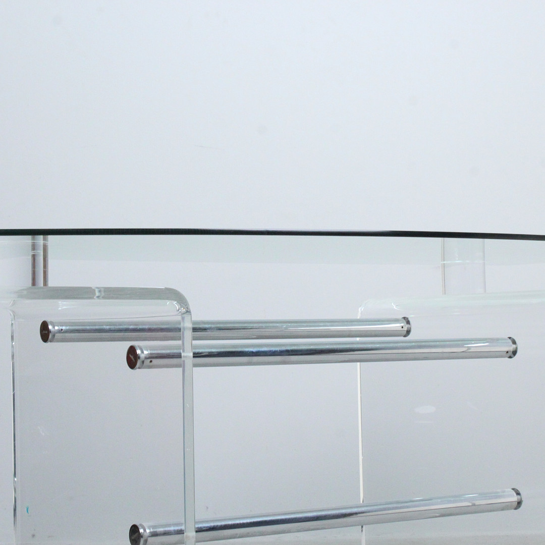 Schreibtisch aus Acryl und Glas.