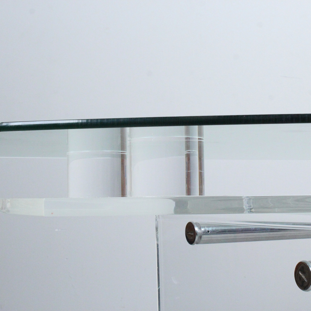 Schreibtisch aus Acryl und Glas.