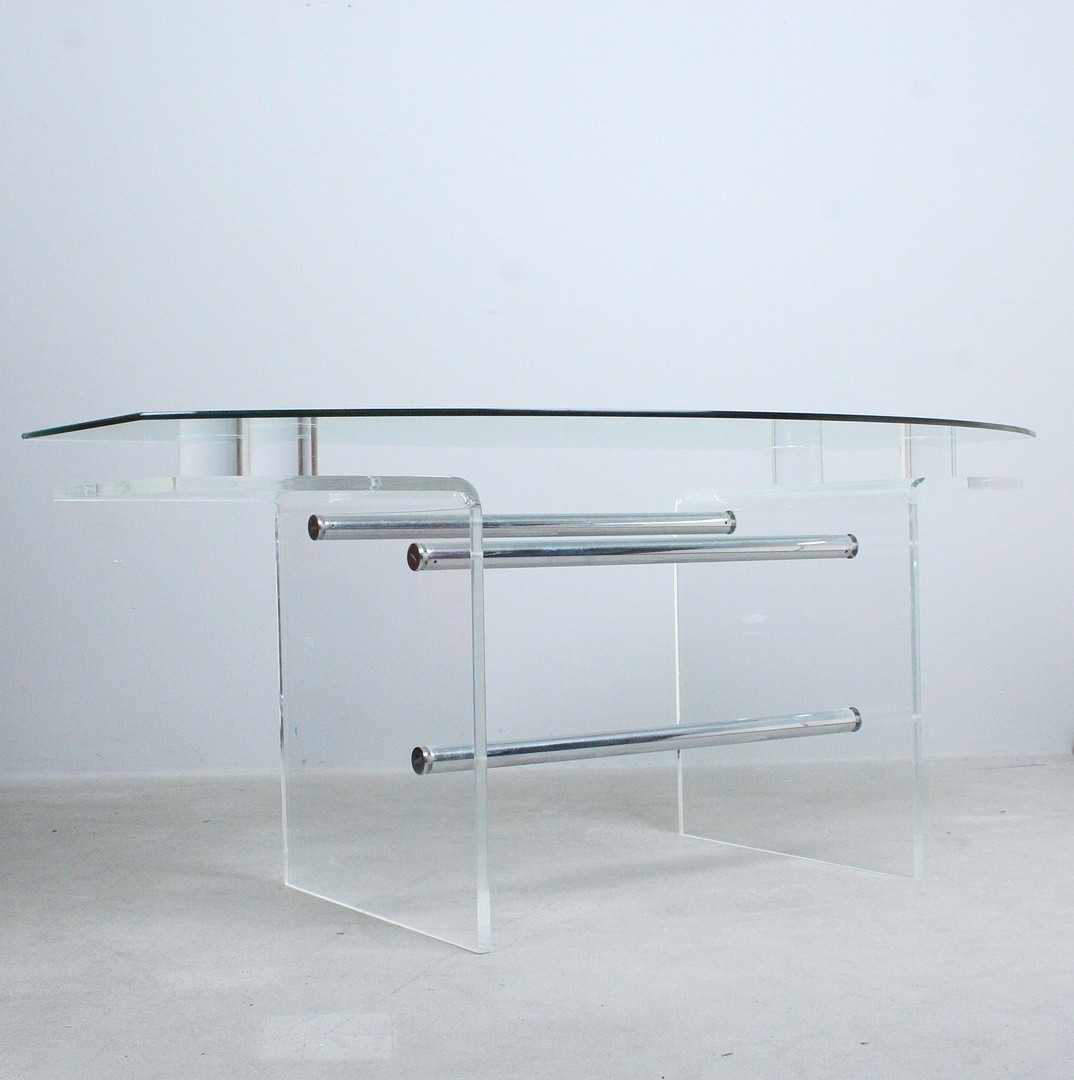 Schreibtisch aus Acryl und Glas.