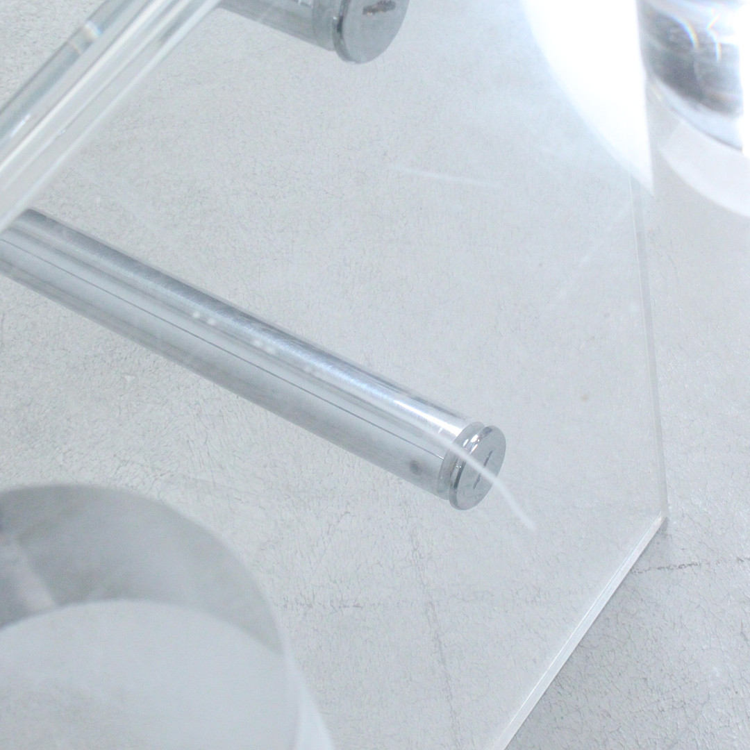 Schreibtisch aus Acryl und Glas.