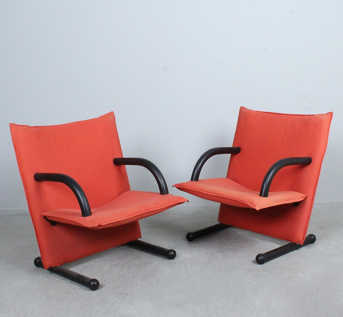 BURKHARD VOGTHERR. Arflex. Paar postmoderne Sessel / Lounge Chairs, Modell 'T-Line', Italien, 1980er Jahre.