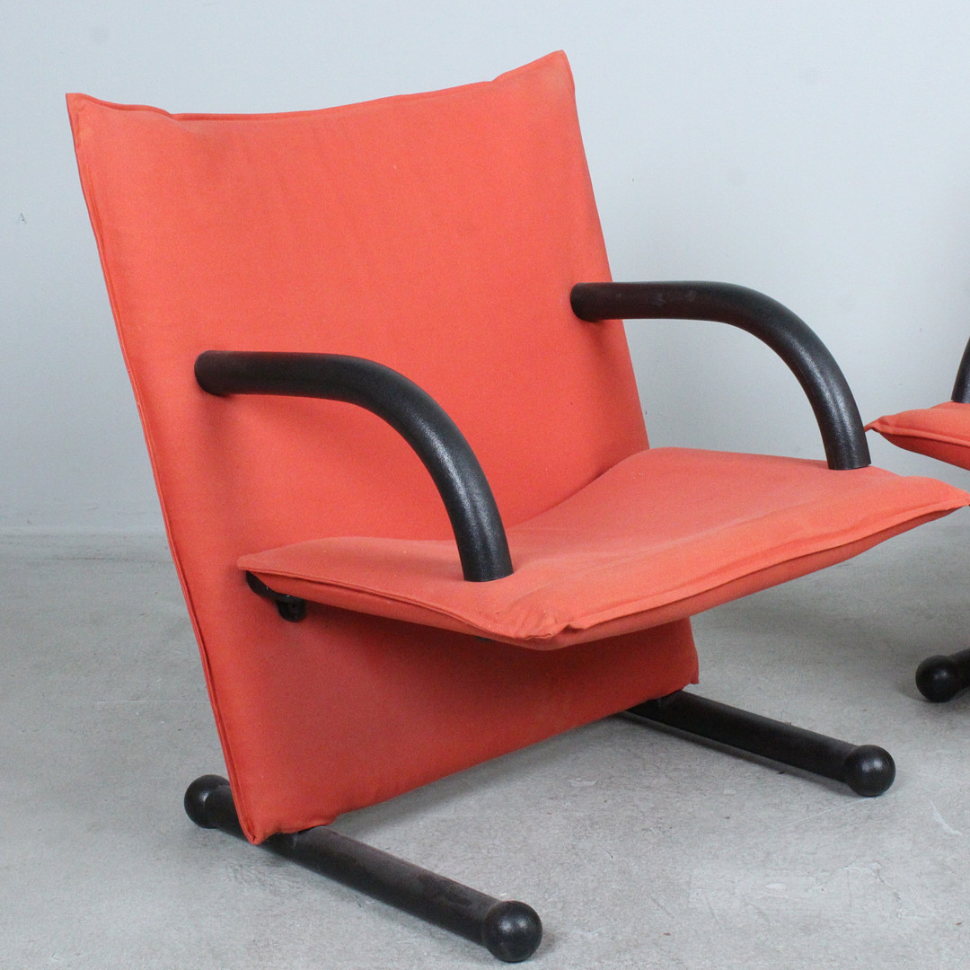 BURKHARD VOGTHERR. Arflex. Paar postmoderne Sessel / Lounge Chairs, Modell 'T-Line', Italien, 1980er Jahre.