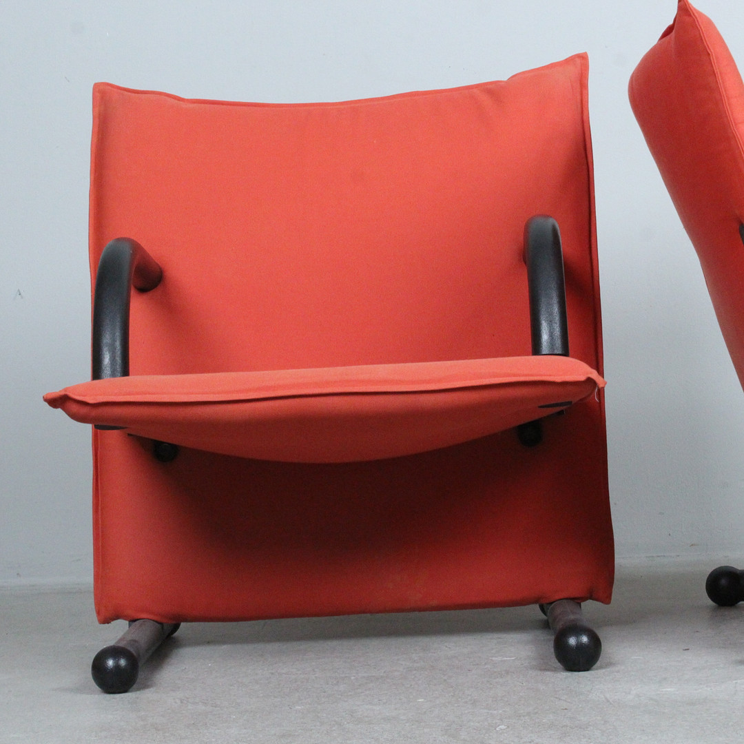 BURKHARD VOGTHERR. Arflex. Paar postmoderne Sessel / Lounge Chairs, Modell 'T-Line', Italien, 1980er Jahre.