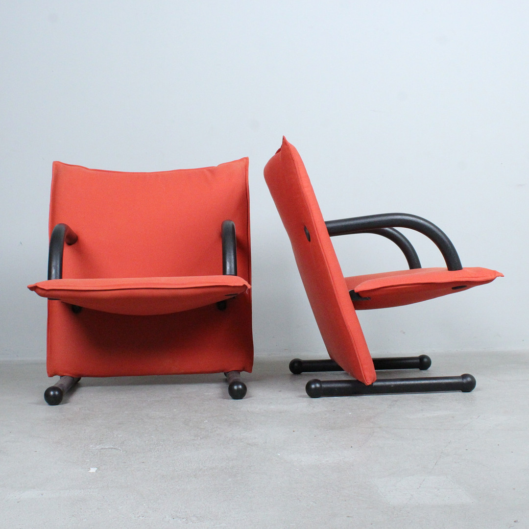 BURKHARD VOGTHERR. Arflex. Paar postmoderne Sessel / Lounge Chairs, Modell 'T-Line', Italien, 1980er Jahre.