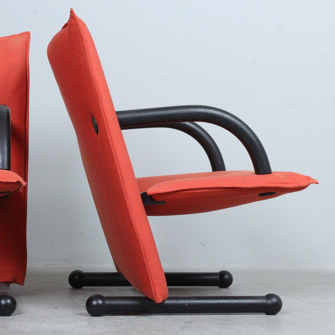 BURKHARD VOGTHERR. Arflex. Paar postmoderne Sessel / Lounge Chairs, Modell 'T-Line', Italien, 1980er Jahre.