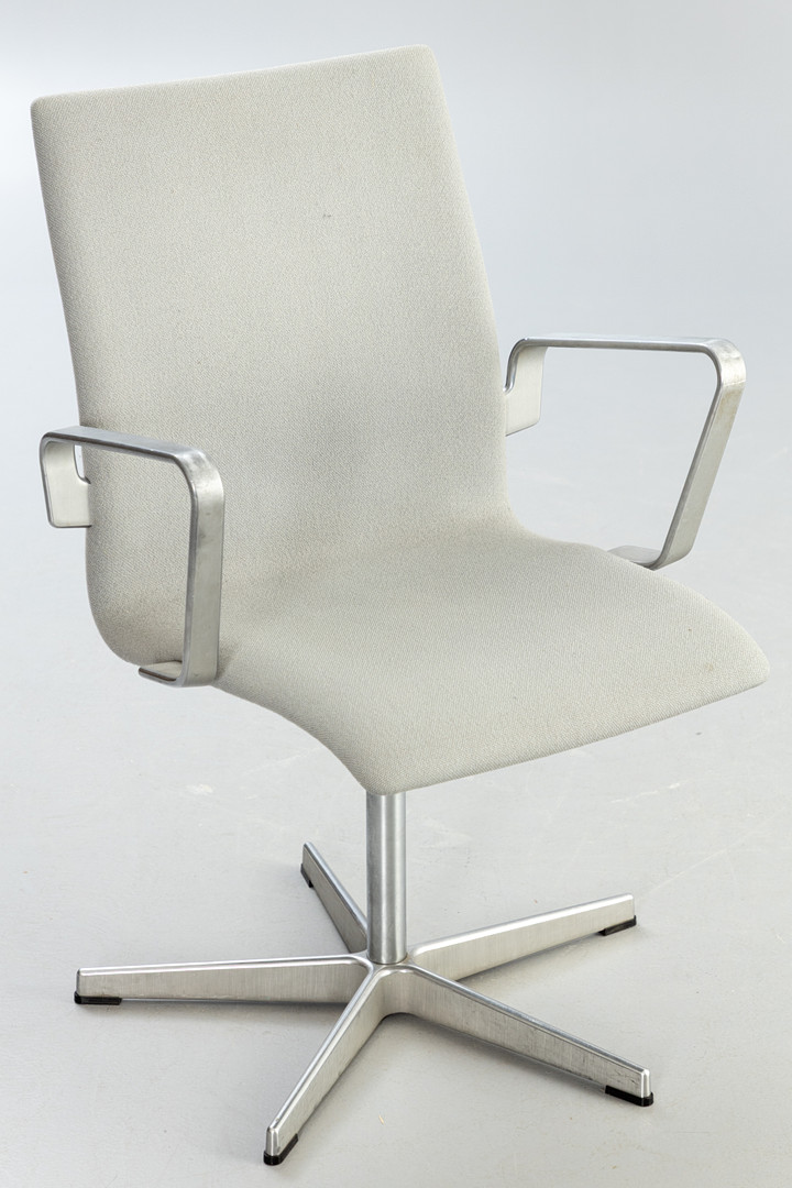 ARNE JACOBSEN. Fritz Hansen. 'Oxford' Konferenzstühle / Esszimmerstühle, hellgrau (4).