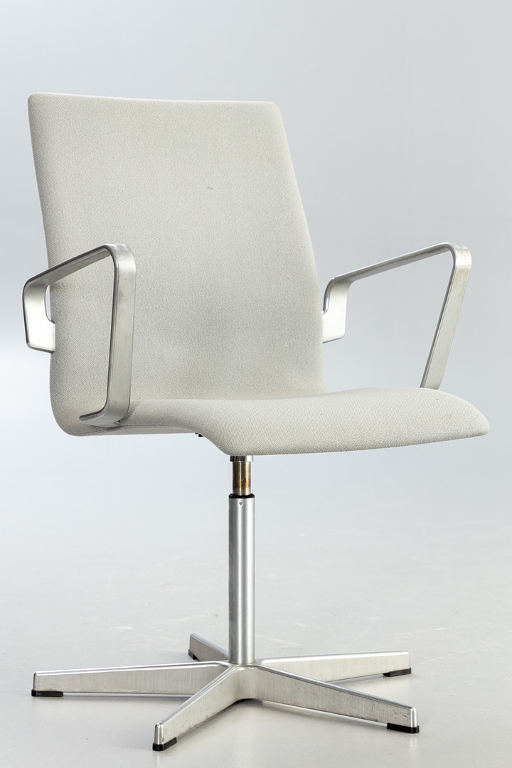 ARNE JACOBSEN. Fritz Hansen. 'Oxford' Konferenzstühle / Esszimmerstühle, hellgrau (4).
