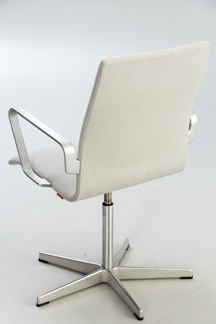 ARNE JACOBSEN. Fritz Hansen. 'Oxford' Konferenzstühle / Esszimmerstühle, hellgrau (4).