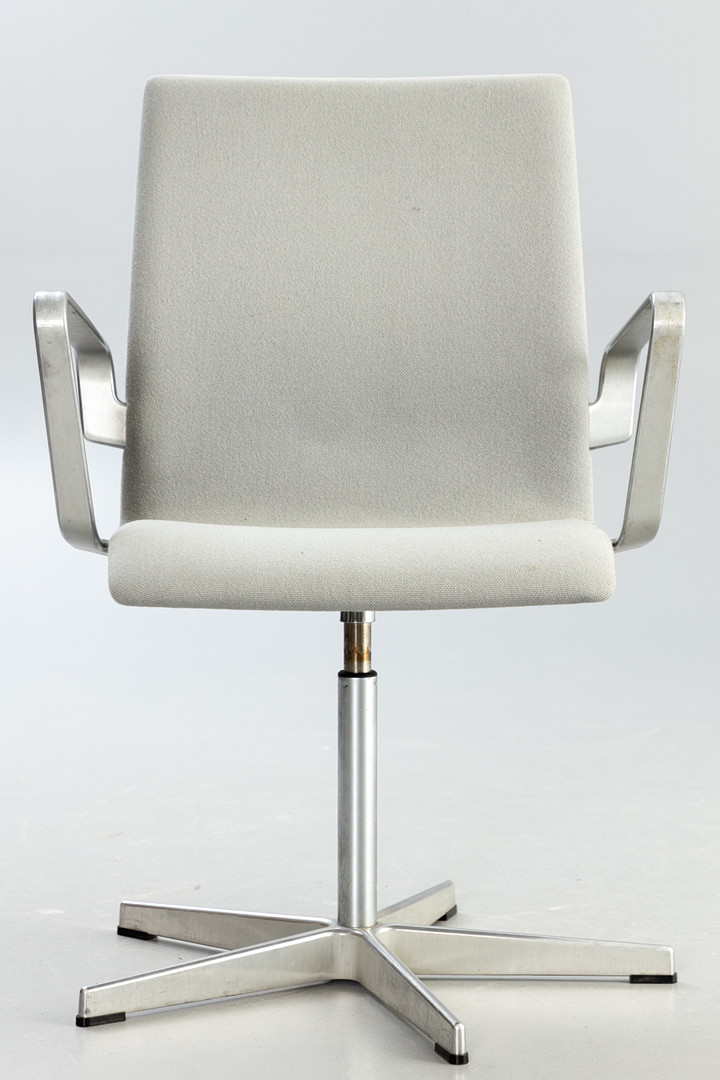 ARNE JACOBSEN. Fritz Hansen. 'Oxford' Konferenzstühle / Esszimmerstühle, hellgrau (4).