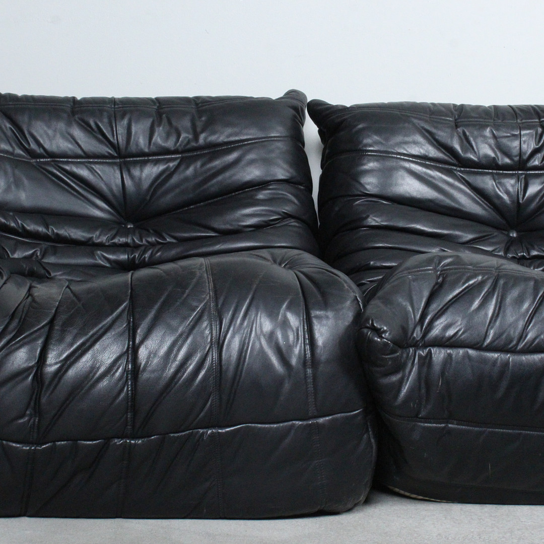 MICHEL DUCAROY. Ligne Roset. 5-teilige Sitzgruppe / Sofagarnitur, Modell 'Togo', Leder, Entwurf 1973, Frankreich.
