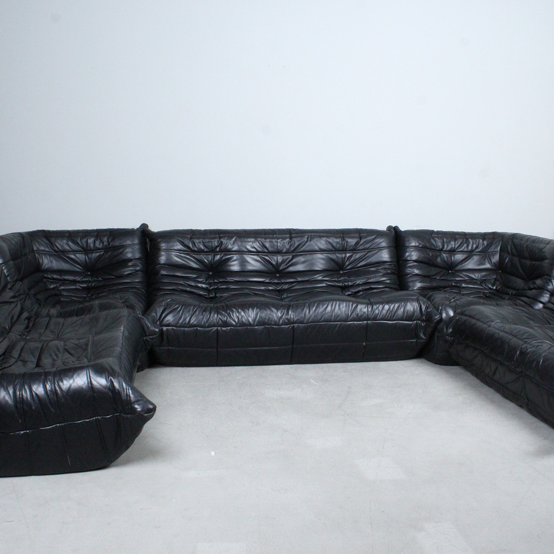 MICHEL DUCAROY. Ligne Roset. 5-teilige Sitzgruppe / Sofagarnitur, Modell 'Togo', Leder, Entwurf 1973, Frankreich.