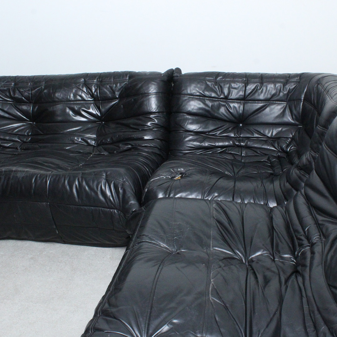 MICHEL DUCAROY. Ligne Roset. 5-teilige Sitzgruppe / Sofagarnitur, Modell 'Togo', Leder, Entwurf 1973, Frankreich.