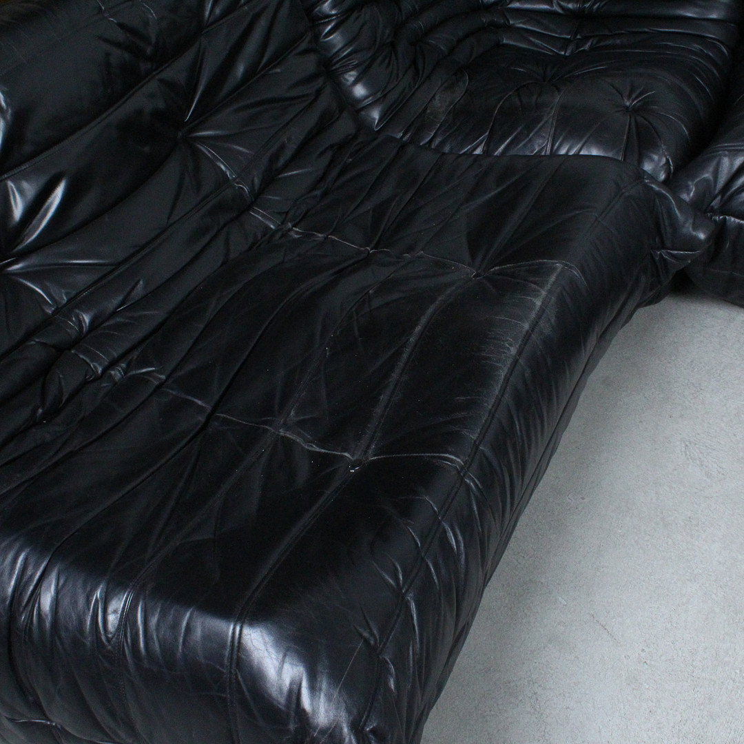 MICHEL DUCAROY. Ligne Roset. 5-teilige Sitzgruppe / Sofagarnitur, Modell 'Togo', Leder, Entwurf 1973, Frankreich.