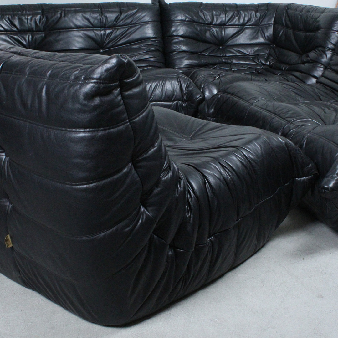 MICHEL DUCAROY. Ligne Roset. 5-teilige Sitzgruppe / Sofagarnitur, Modell 'Togo', Leder, Entwurf 1973, Frankreich.
