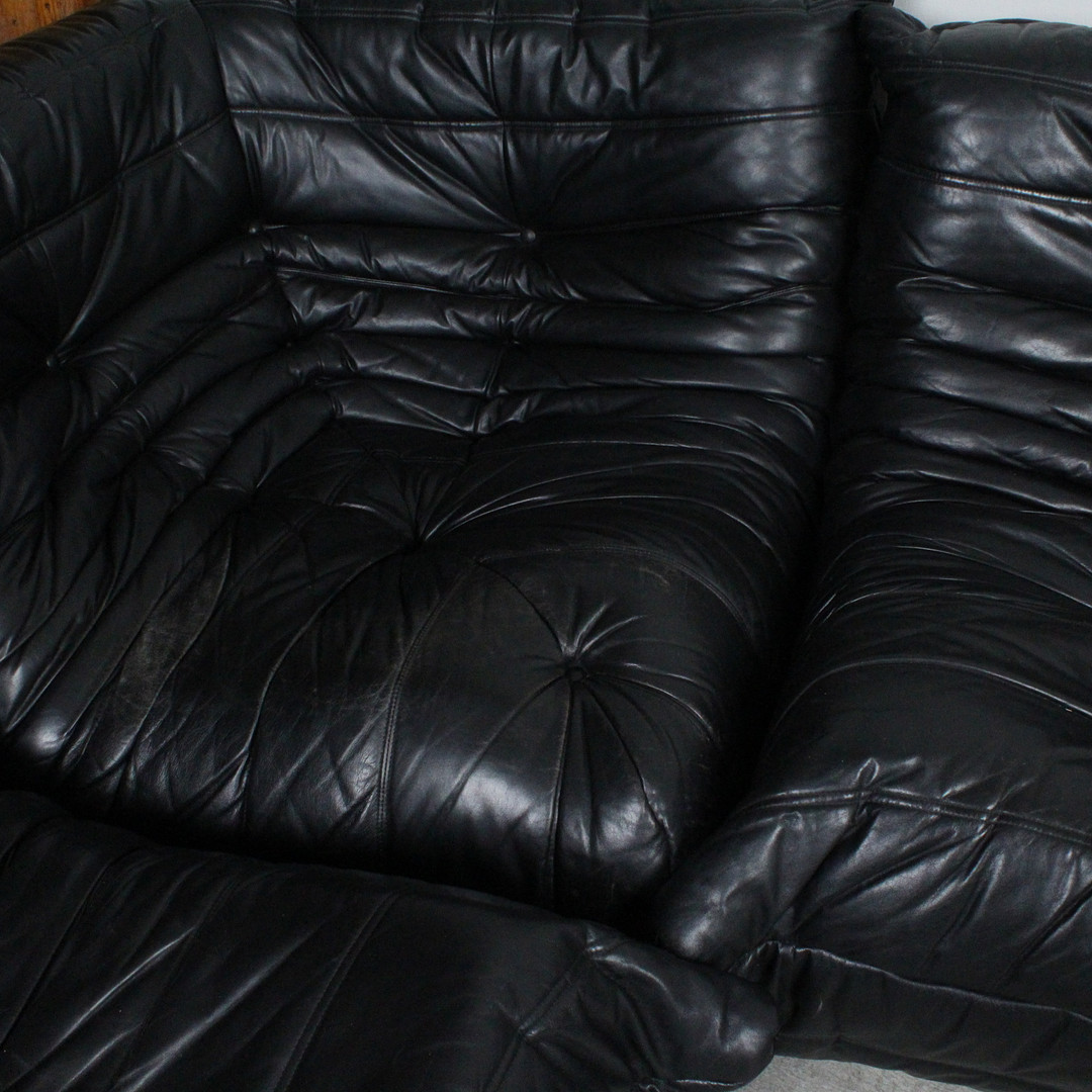 MICHEL DUCAROY. Ligne Roset. 5-teilige Sitzgruppe / Sofagarnitur, Modell 'Togo', Leder, Entwurf 1973, Frankreich.
