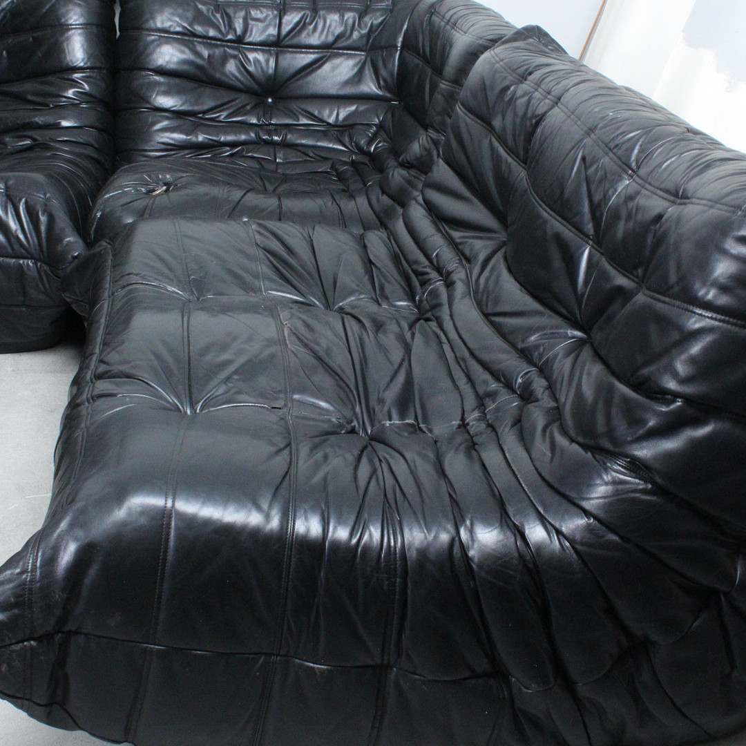 MICHEL DUCAROY. Ligne Roset. 5-teilige Sitzgruppe / Sofagarnitur, Modell 'Togo', Leder, Entwurf 1973, Frankreich.